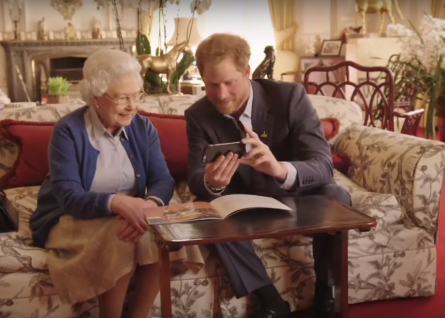 Новость - События - Королева Елизавета снялась в ответном ролике американскому президенту
