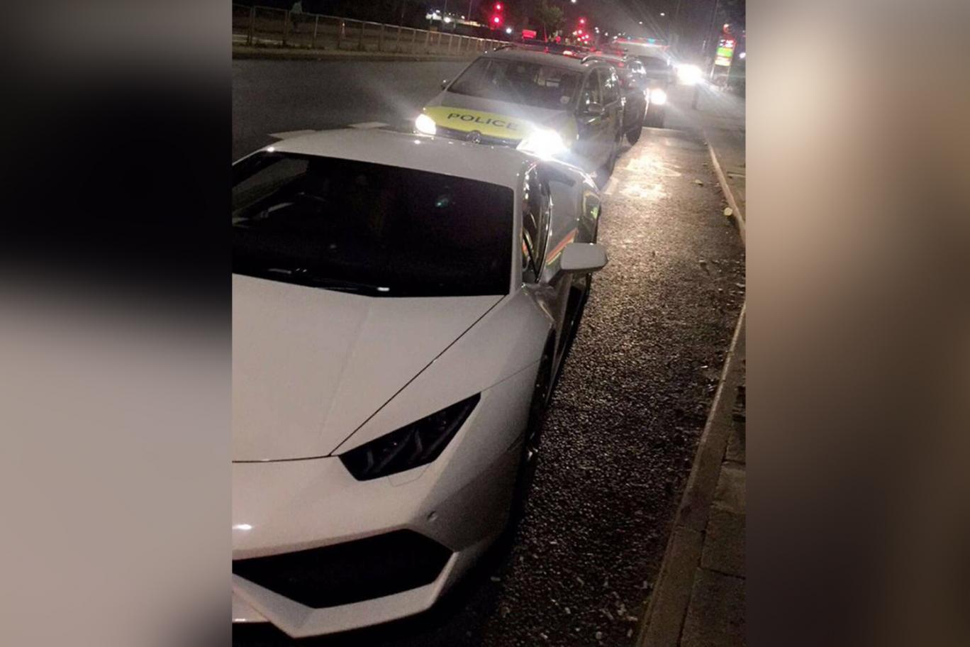 Новость - События - Полиция остановила Lamborghini за 200 000 фунтов и одолжила покататься, нарушив лимит скорости