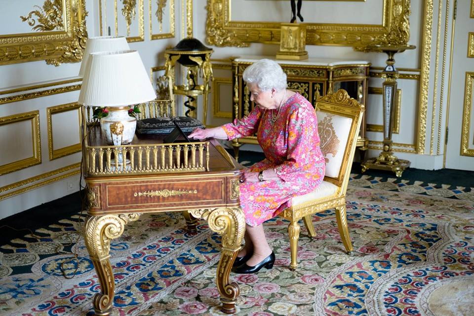 Елизавета II отправляет твит своим подписчикам через планшет. Фото: The Royal Family