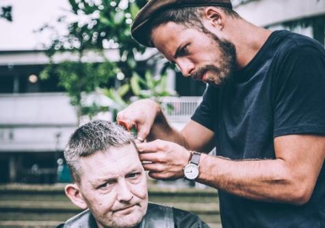 Новость - Люди города - Фото: как лондонский парикмахер помог бездомным стать счастливее