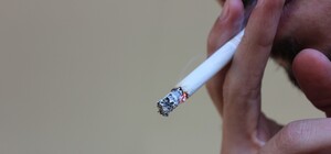 Не курите в постели: в Днепровском районе из горящей квартиры спасли мужчину