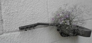 На Металлургов к дому прикрепили гитару: в честь кого это