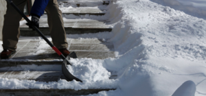 Несмотря на локдаун: кто должен убирать снег у кафе, киосков и магазинов в Запорожье