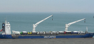 Посылка из Китая: в Одессу причалил сухогруз со снегоуборочными машинами 