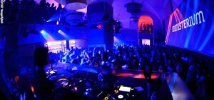 Несмотря на карантин: в одесском клубе собрались толпы людей 