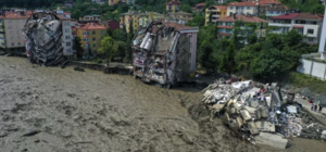 Погибли десятки человек: в Турции после пожаров началось наводнение