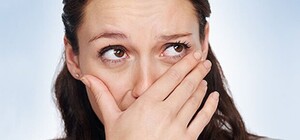 Ни стыда, ни совести: в Днепре девушка справила нужду за достопримечательностью 