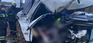 Трое погибших: под Харьковом микроавтобус врезался в грузовик