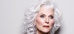 Відео дня: мама Ілона Маска одягнула вишиванку львівської дизайнерки