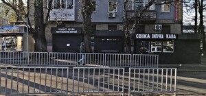 Киоски Днепра перекрашивают в черный цвет: что происходит