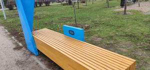 В Запорожье установили лавочки с солнечными батареями и зарядными для телефонов