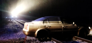 Приостановили электрички: на Днепропетровщине автомобиль застрял на рельсах