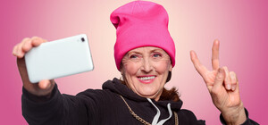 Новость о выдаче пенсионерам смартфонов вызвала шквал юмора в интернете: подборка мемов