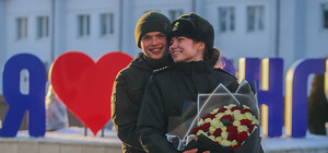 У Харкові курсант Нацгвардії на плацу зробив пропозицію руки та серця дівчині (відео)