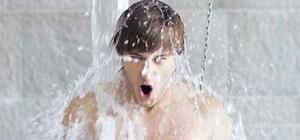 В Днепре парня помыли на автомойке (видео)