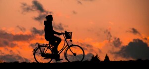 Без одной педали и с пробитым колесом: мужчина на велосипеде доехал из-под обстрелов в Днепр