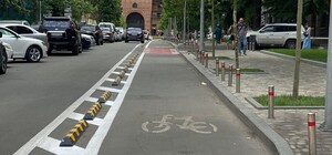 В Киеве велополосу у Золотых ворот оградили пластиковыми бортами