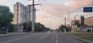 Одесские коммунальщики наносят разметку и устанавливают столбики