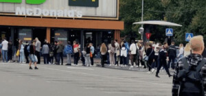 В открытые сегодня рестораны McDonald's стояли огромные очереди