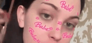 В Киеве несколько трансгендерных людей напали на охранника и консьержку в подъезде