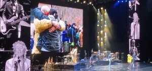 Британский музыкант Род Стюарт начал свой тур выступлением в поддержку Украины