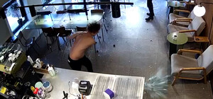 Что известно о мужчине, который обнаженный устроил дебош в кафе в центре Днепра