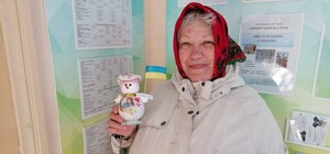 Пенсионерка из Черноморска сделала полсотни снеговиков для ВСУ (фото)