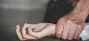 Видео выкладывают в соцсети: в Киеве группа молодых людей спаивает и насилует девушек