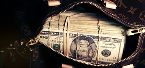 Серед вулиці у Львові жінка знайшла сумку з доларами та повернула власнику 