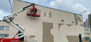 В Киеве на стене одной из школ создают патриотический мурал: фото