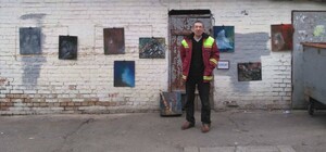 Уникальный дворник-художник из Киева выставляет свои работы рядом с мусорными баками - фото и видео