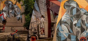 В Киеве появился новый мурал, посвященный волонтерам