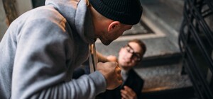 Избили, ограбили и применили слезоточивый газ: в центре Днепра напали на мужчину