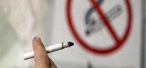 В Запорожье инспекторы мунварты штрафуют курильщиков, а сами курят на площади (видео)