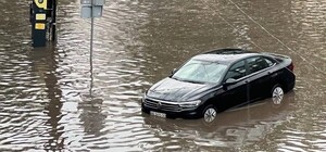 В Днепре затопило улицы: машины 