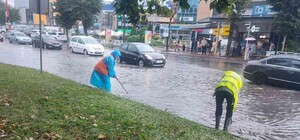 Львів затопило: комунальні служби і техніка ліквідовують наслідки негоди