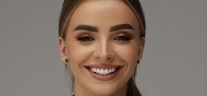 Трех участниц 