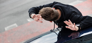 Жители Оболони бросаются под колеса автомобилей