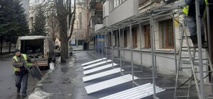 В центре Харькова на тротуарах устанавливают навесы от снега и сосулек