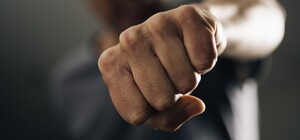 В одном из ТЦ Одессы избили мужчину из-за того, что он толкнул другого: пострадавший в реанимации