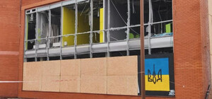 Закрыли фанерой: на проспекте Шевченко восстановили граффити в поддержку украинских военнопленных