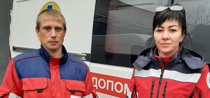 Выпала с высоты второго этажа: в Днепре спасают жительницу области