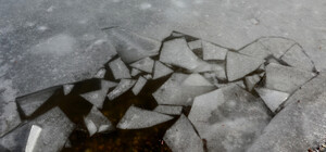 В Днепропетровской области мужчина и две девушки провалились под лед