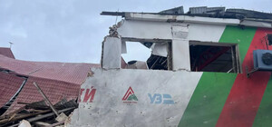 Разрушенное ракетой здание спортклуба 