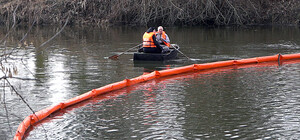 На харьковских реках устанавливают боновые заграждения от нефтепродуктов