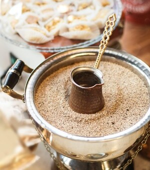 Выпей и взбодрись: где в Одессе готовят кофе в турке на песке
