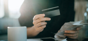 В НБУ временно установили лимит на переводы с карты на карту