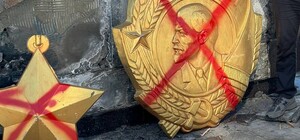 Активисты в Одессе демонтировали с площади 10 апреля второй орден Ленина и советскую звезду