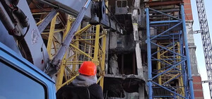 На Средней начали восстанавливать многоквартирный дома, пострадавший из-за ракетного удара