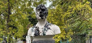 В Одессе испортили памятник Юрию Булгакову: вероятно, перепутали с писателем 